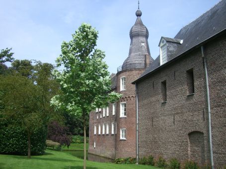 Bergen : Kasteel Well, Vorburg ( rechts im Bild ) und Hauptburg